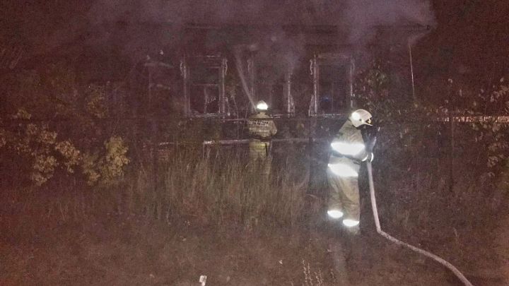 11 пожарных и 4 единицы техники тушили дом недалеко от Агрыза