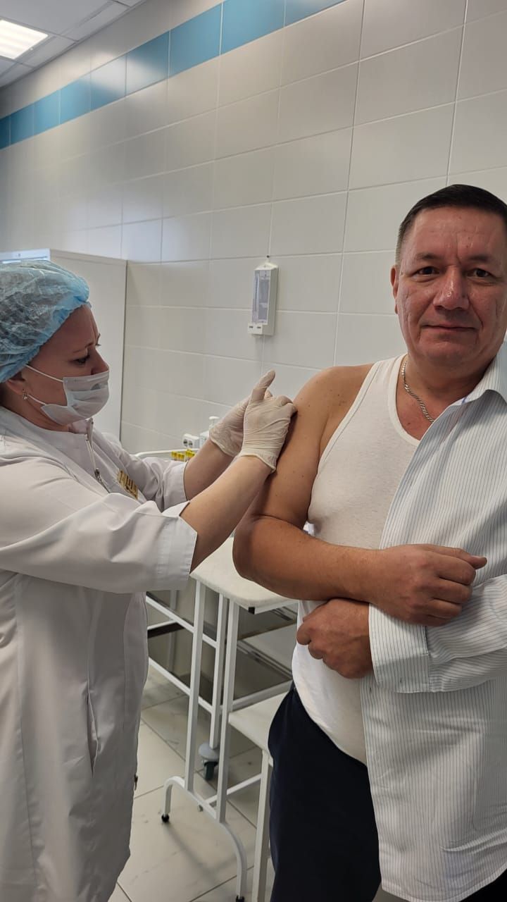 Главврач Агрызской ЦРБ вакцинировался от гриппа и передал эстафету коллегам