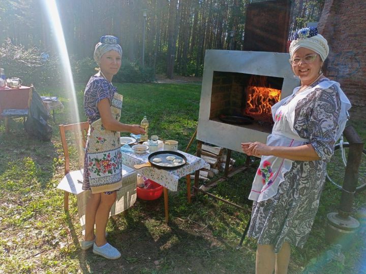 Администрация района подарила центральной библиотеке переносную печь