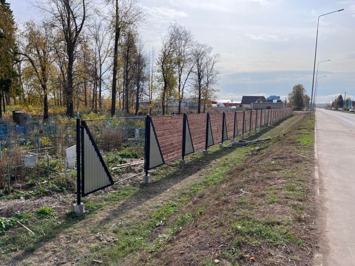 В Агрызе обновляют ограду старого татарского кладбища
