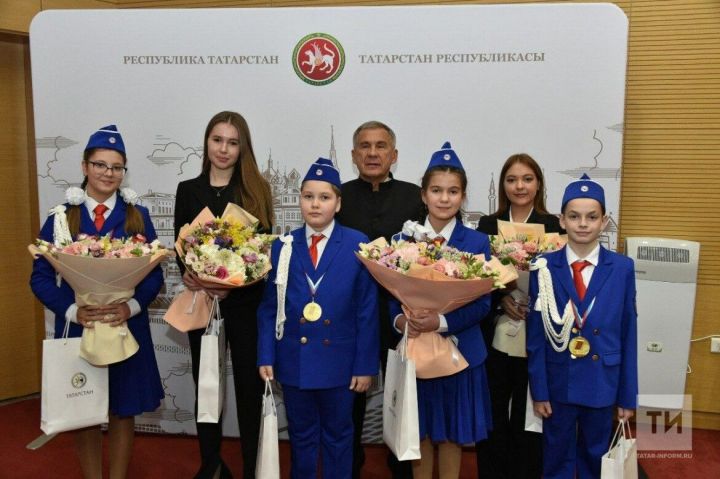 Президент Татарстана наградил школьников-победителей конкурса «Безопасное колесо»