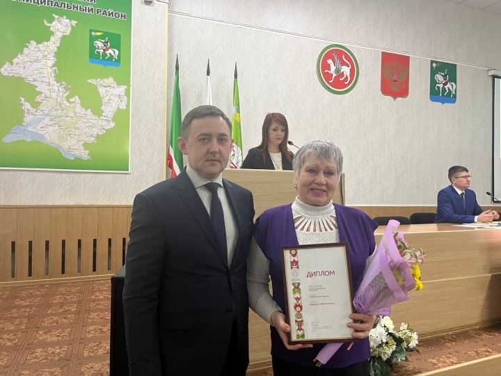 Ленар Нургаянов поздравил победителей зонального тура республиканского конкурса «Женщина года. Мужчина года. Женский взгляд»