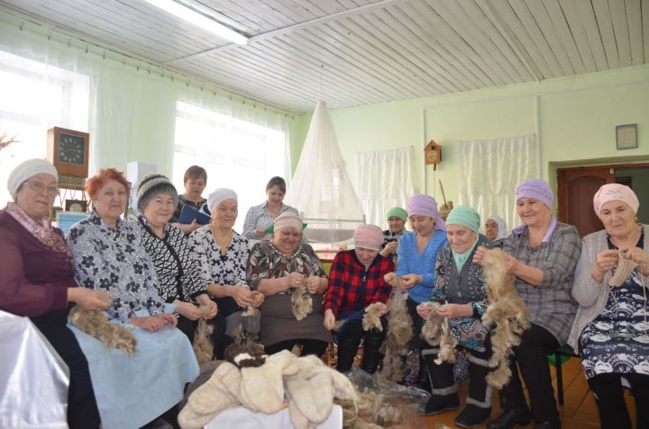 Тирсә өлкәннәре хәрбиләргә оекбашлар бәйлиләр (ВИДЕО)