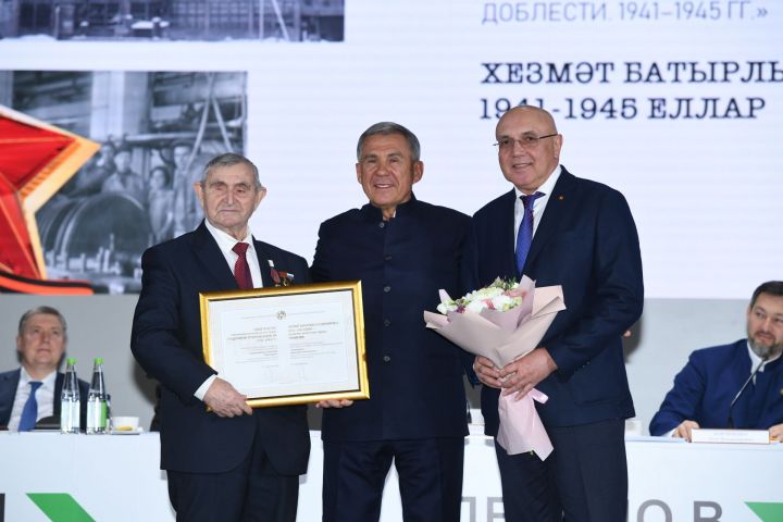 Ленар Нургаянов поздравил руководителя АО «Татэнерго» с присвоением высокого звания