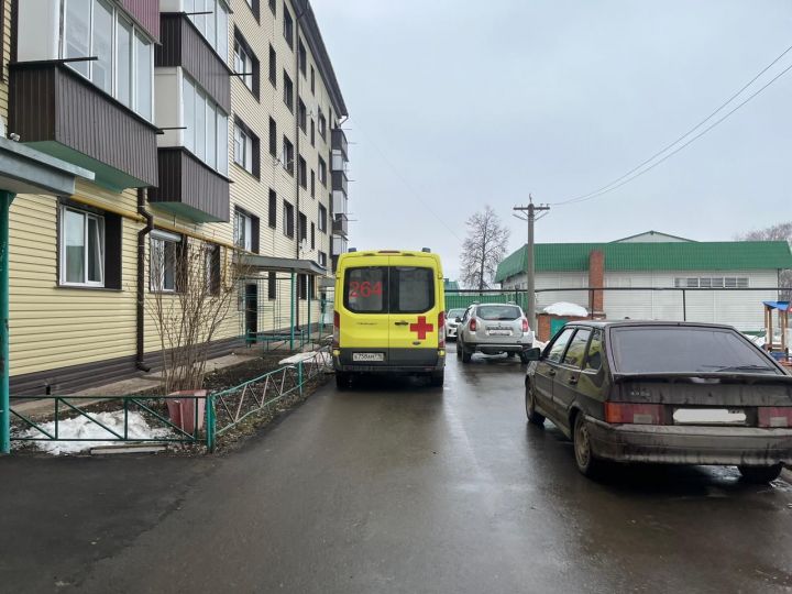 Бер яшьлек кыз бала кадаклар йоткан