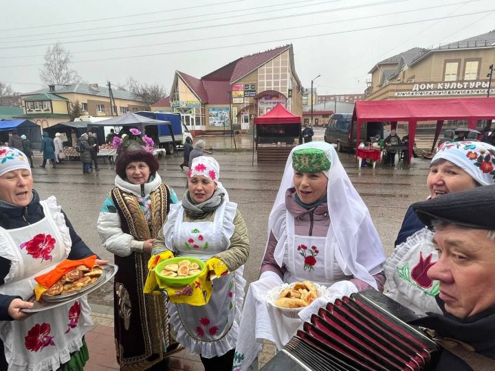 Широким ассортиментом радует агрызцев весенняя ярмарка (ФОТОРЕПОРТАЖ)