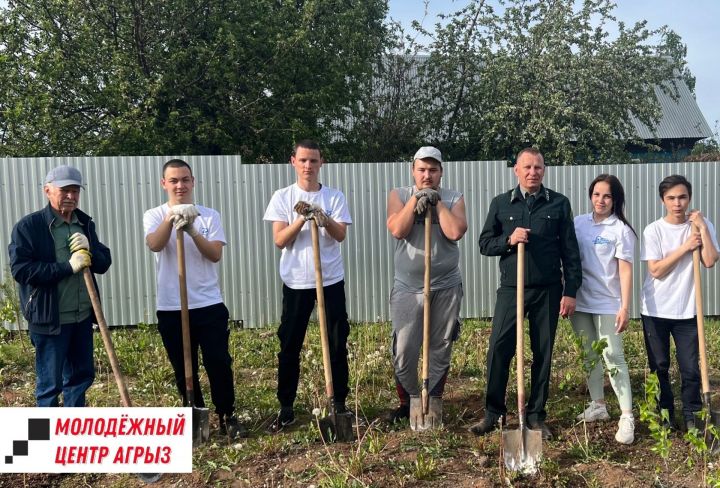 На территории молодежного центра высадили саженцы деревьев
