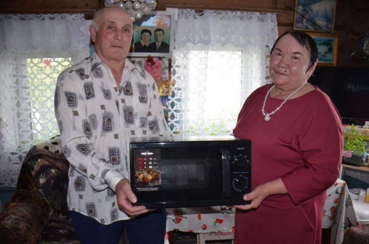 Микроволновую печь от «Агрызских вестей» выиграла семья из Иж-Бобьи