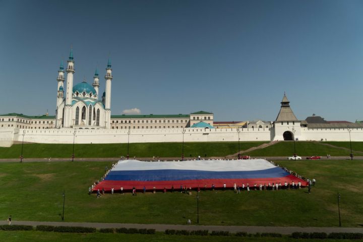 В Казани под Кремлем развернули самый большой флаг России в ПФО