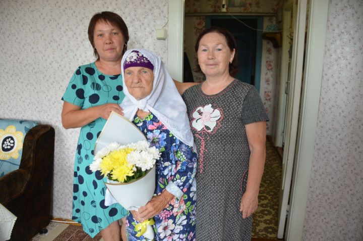 Старейшая жительница Иж-Бобьи отметила свой 90-летний юбилей