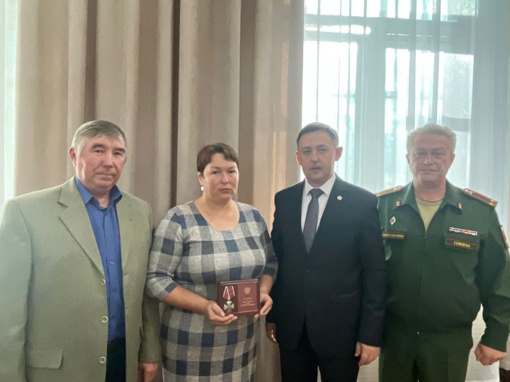 Родителям погибшего в зоне СВО Данила Никитина вручили государственную награду посмертно