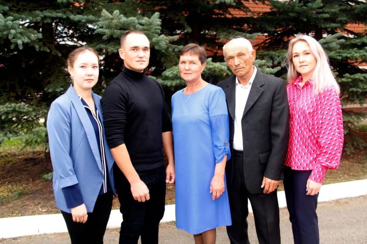 Династия Семеновых из Бимы со стажем 178 лет получила сертификат на 100 тыс. рублей из рук Раиса РТ