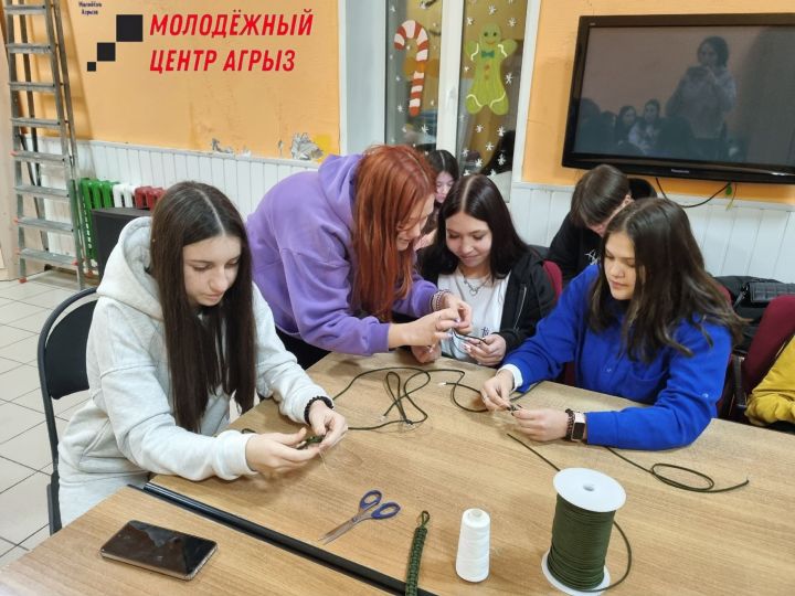 Агрызцы плетут браслеты для выживания в зону СВО