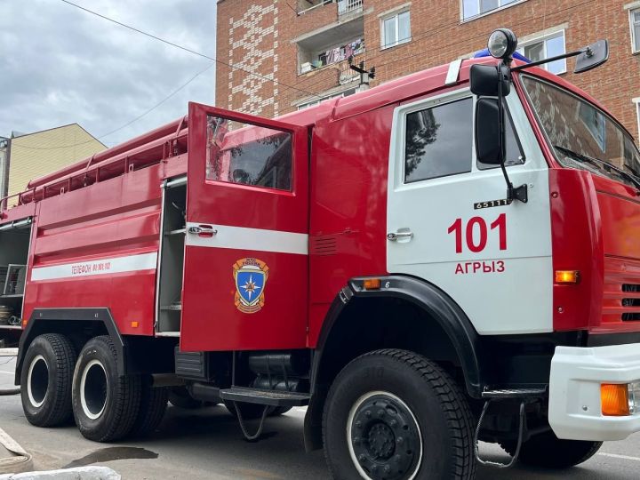 В период каникул в Агрызе ежесуточно дежурили по 11 сотрудников пожарно-спасательного гарнизона