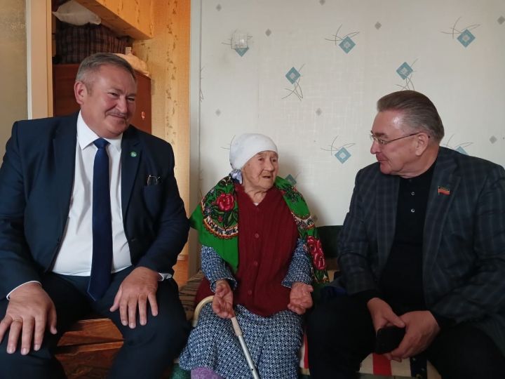 Депутат Госсовета РТ Альберт Хабибуллин и заместитель главы района Илфат Ямалиев поздравили долгожительницу Агрыза с праздником