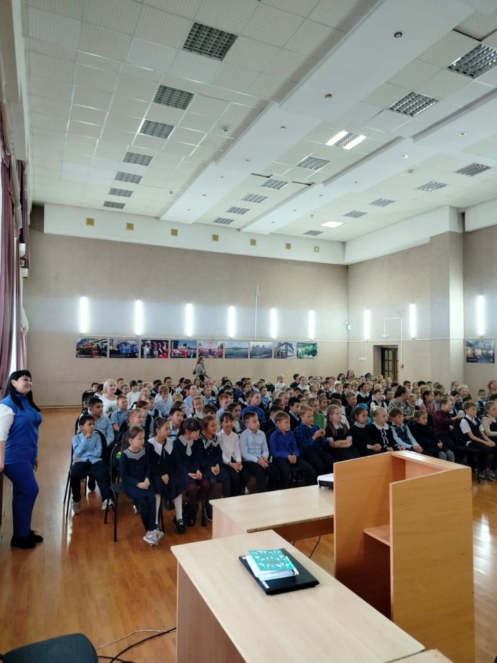 Для школьников Агрыза показали спектакль «Буратино и дорожная азбука»