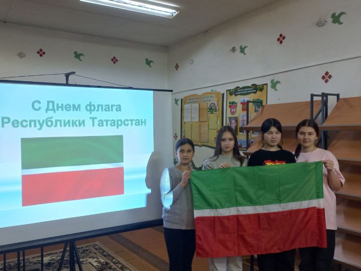 В Кичкетанской библиотеке прошел информационный час «Знамя единства»