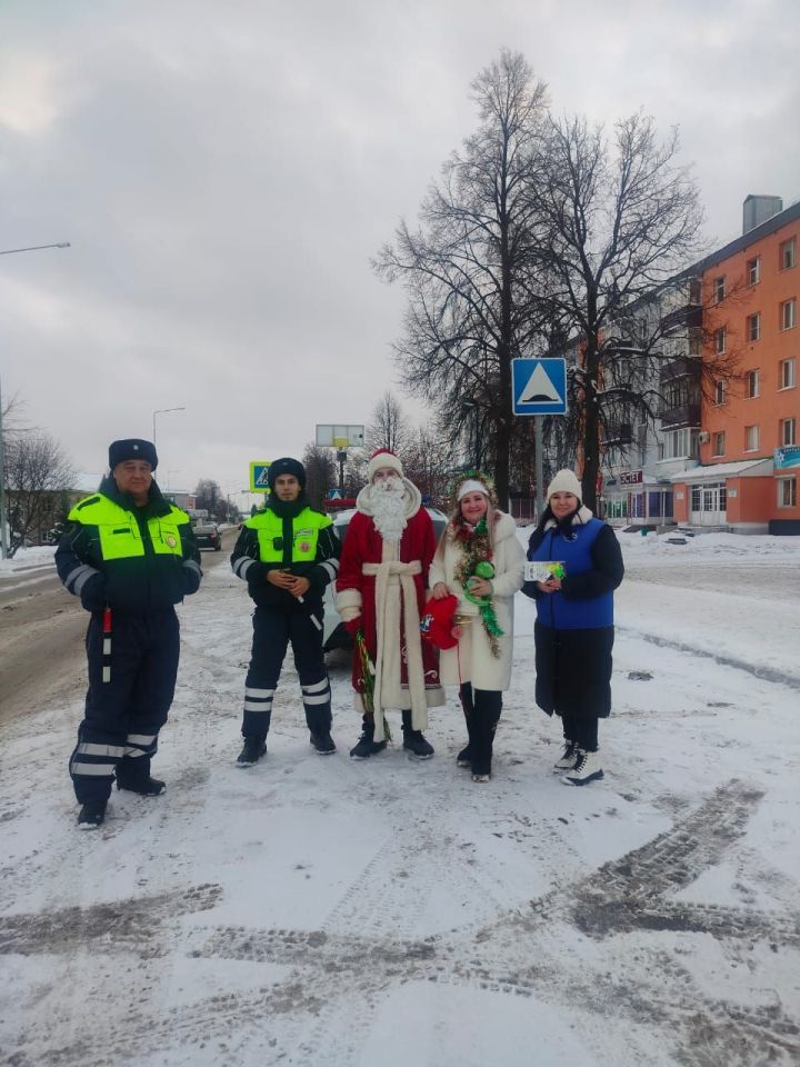 В Агрызе госавтоинспекторы поздравили жителей с наступающим Новым годом