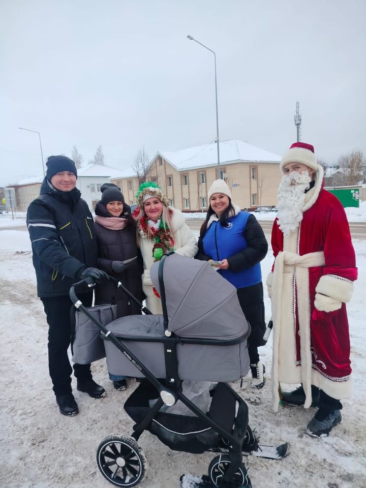 В Агрызе госавтоинспекторы поздравили жителей с наступающим Новым годом