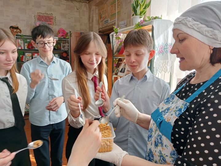 Салагыш авыл китапханәсендә  «Үз хуҗалыгым - үз продуктым» дип аталагн дәрес узды