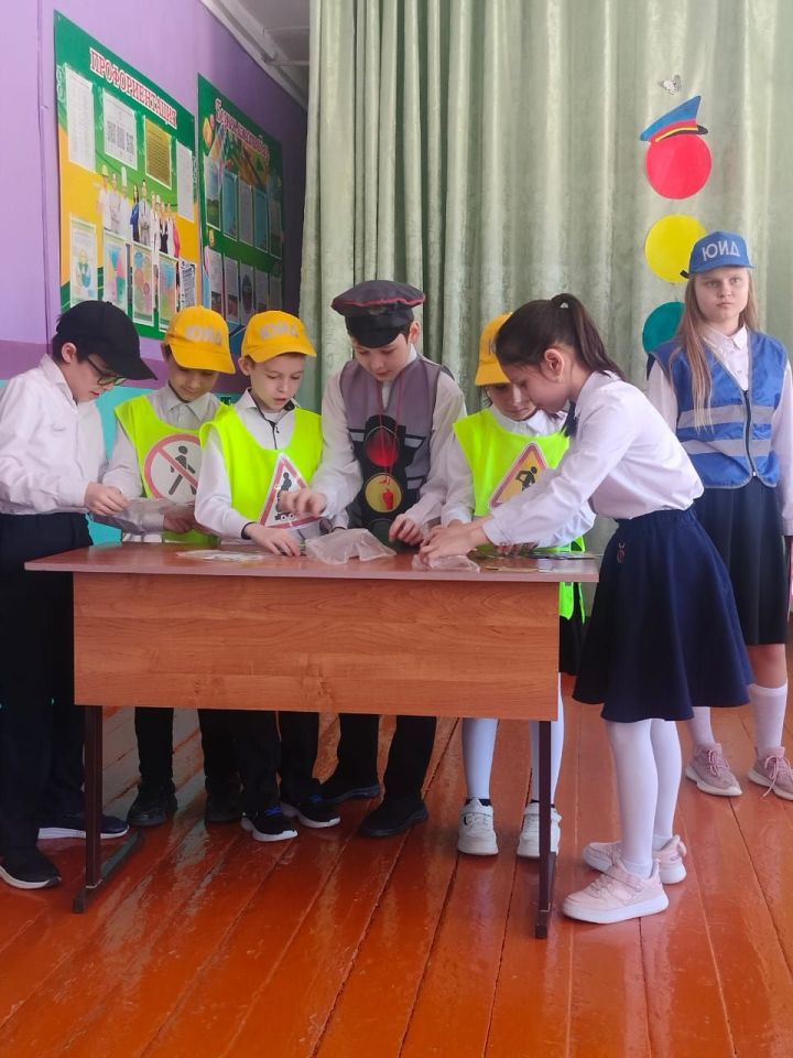 В Кадыбашской школе прошло мероприятие по изучению дорожных знаков «Путешествие светофора»
