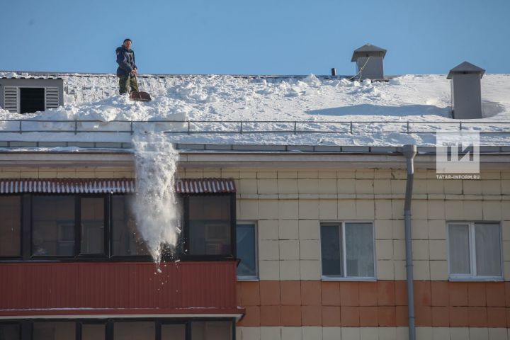 В Агрызе проводится работа по расчистке кровель МКД от снега и наледи