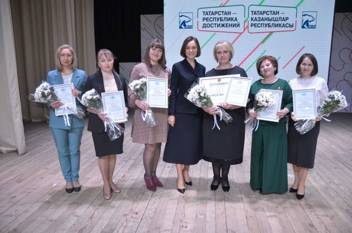 Альфия Когогина вручила именную премию учителю гимназии города Агрыза