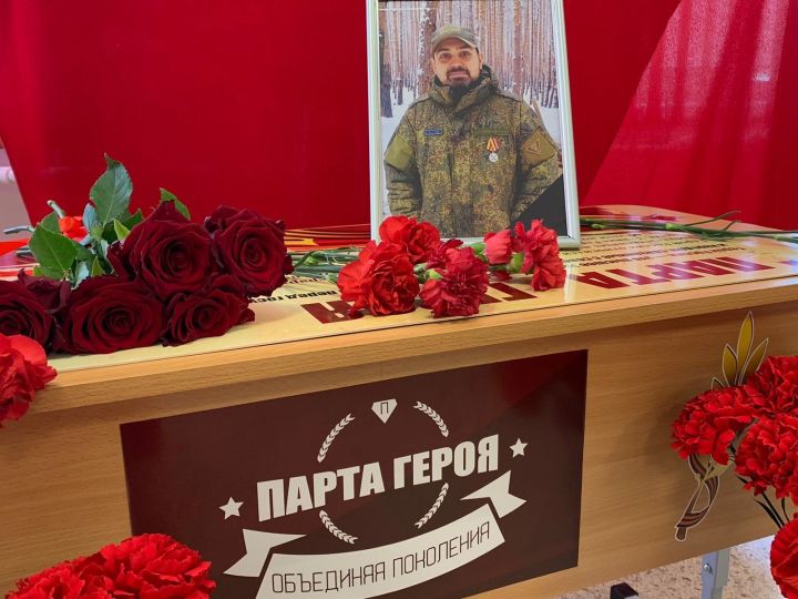 В школе №2 увековечили память героя СВО Александра Набиуллина