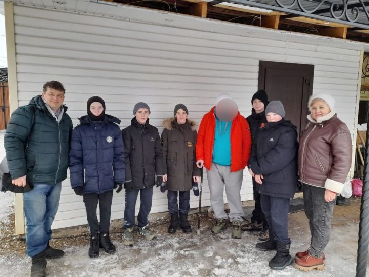 Сотрудники КЦСОН «Надежда» и школьники-волонтеры помогли участнику СВО