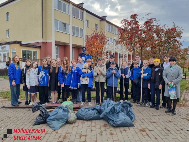 В рамках «Осенней недели добра» в городе прошел молодежный субботник