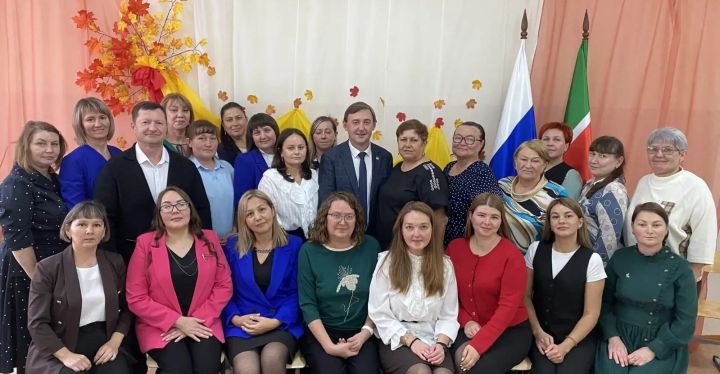В День социального педагога Ленар Нургаянов поздравил коллектив Агрызской коррекционной школы-интерната