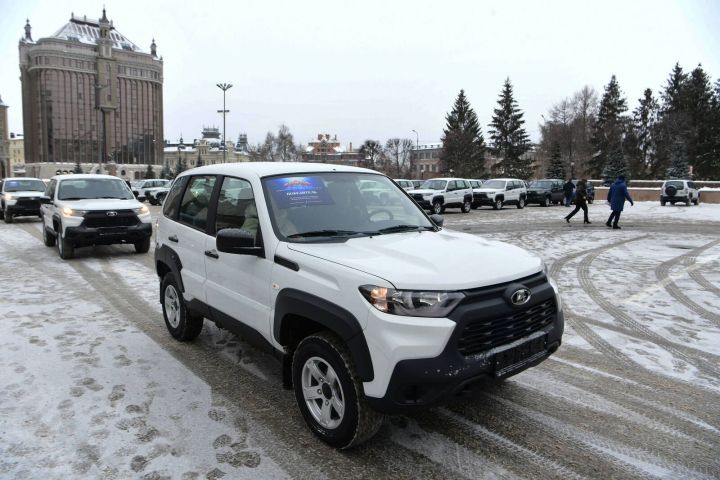 Два поселения Агрызского района получили новые автомобили