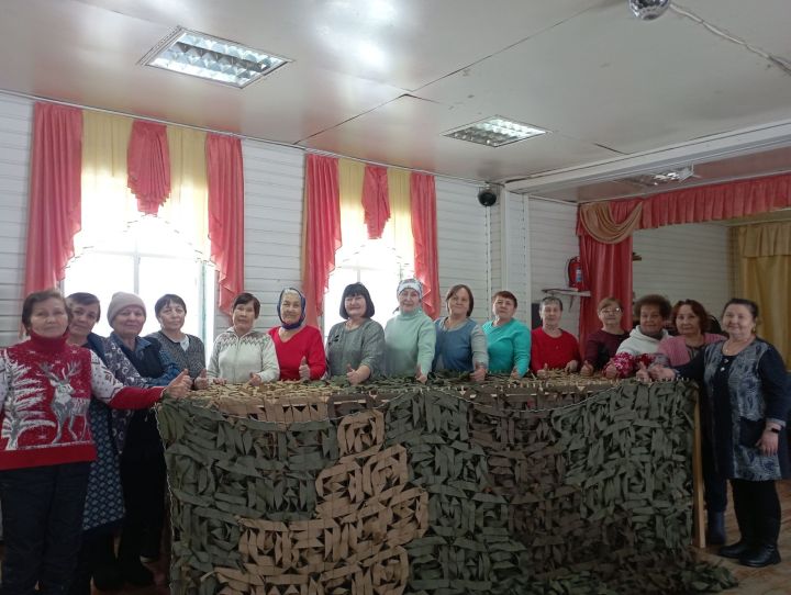 Кадряковцы сплели 400 маскировочных сетей для бойцов СВО