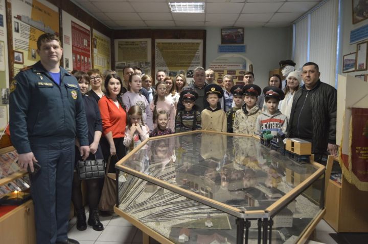 Сотрудники Агрызского районного суда посетили музей эксплуатационного локомотивного депо в Агрызе