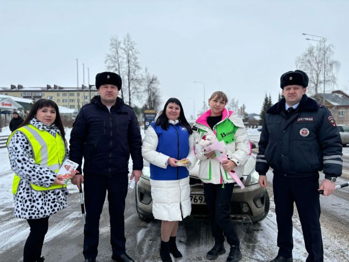 В Агрызе госавтоинспекторы поздравили женщин с 8 Марта