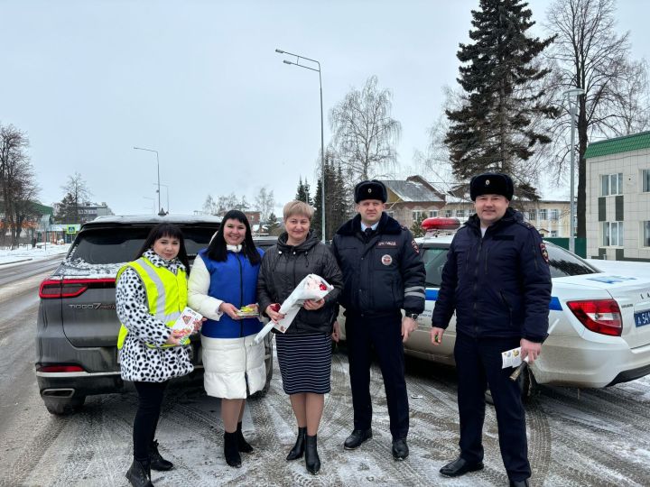 В Агрызе госавтоинспекторы поздравили женщин с 8 Марта