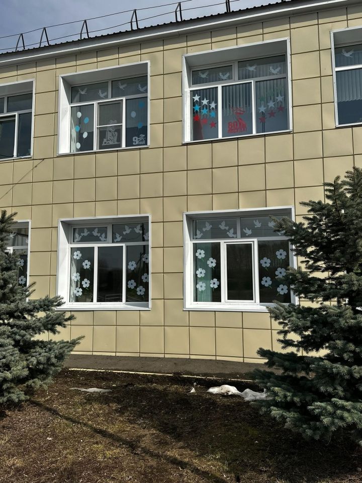 В преддверии 9 мая учащиеся Кучуковской школы украсили «Окна Победы»