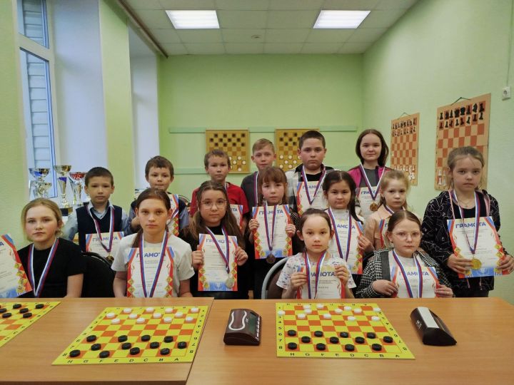 Космический турнир в Агрызе: юные спортсмены сразились в быстрых шашках