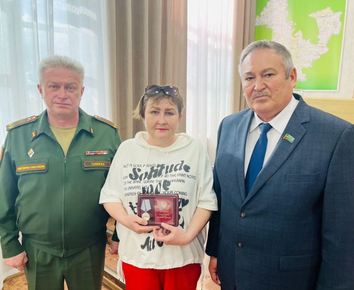 Агрыз помнит своих героев: семье погибшего участника СВО вручена Медаль “За Отвагу”