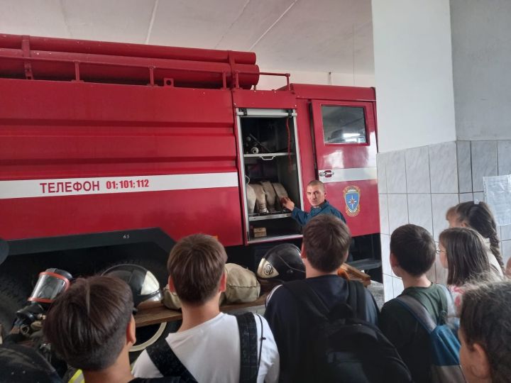 Ребята из пришкольного лагеря посетили пожарную часть