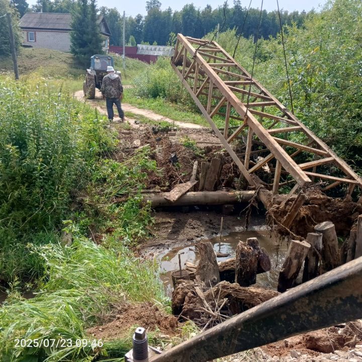 Жители Бимского сельского поселения общими усилиями отремонтировали мост через реку Пелемеш