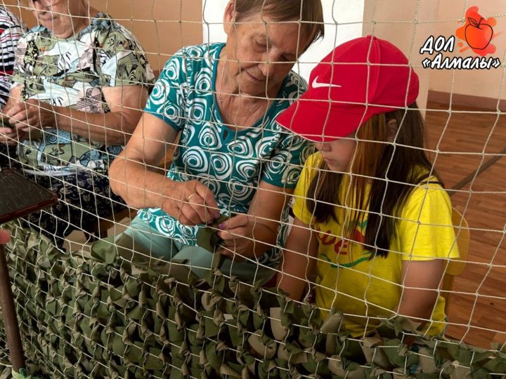 «Алмалы» балалар лагеренда волонтерлар акциясе балаларны һәм өлкәннәрне берләштерде