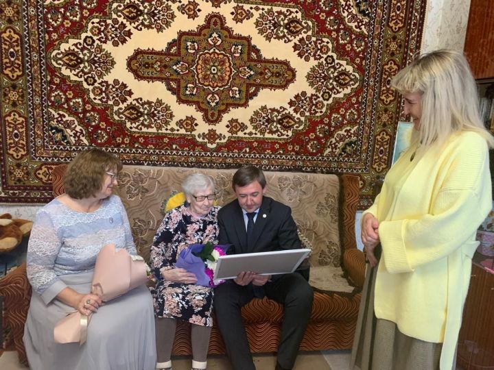 95 ел зирәклек, ныклык һәм мәхәббәт: Әгерҗе педагогика ветераны Агния Васильевна Марованы тәбрик итә