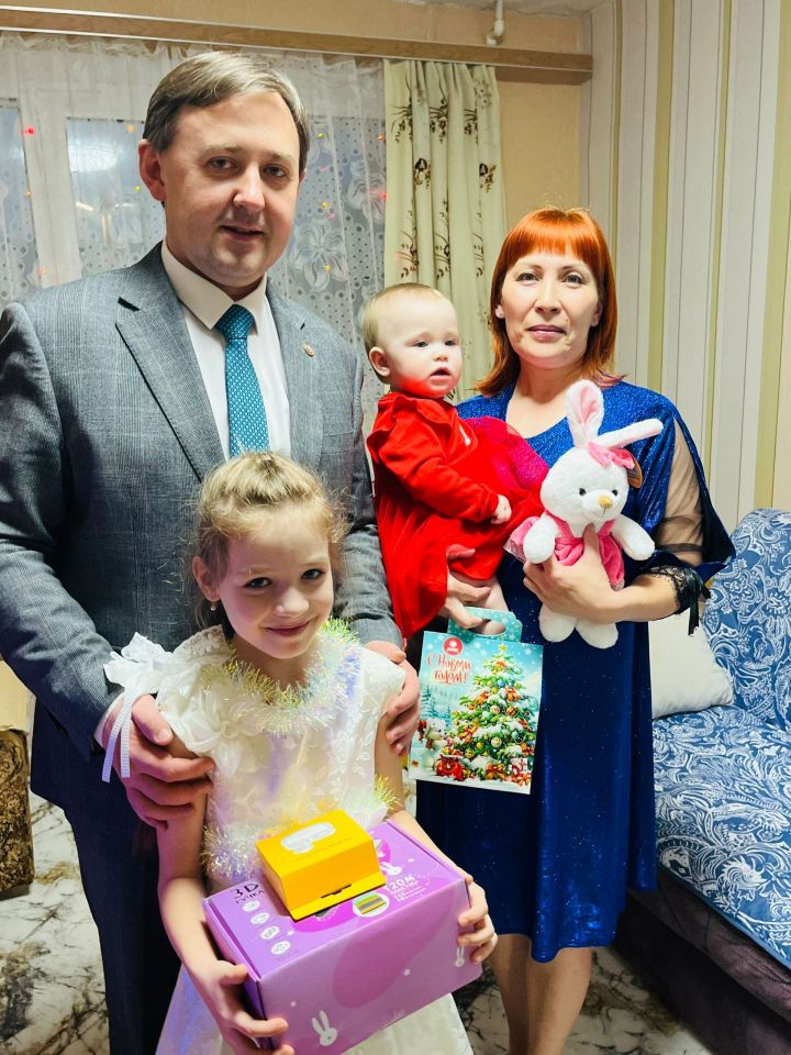 Глава Агрызского района Ленар Нургаянов принял участие в благотворительной акции «Ёлка желаний»