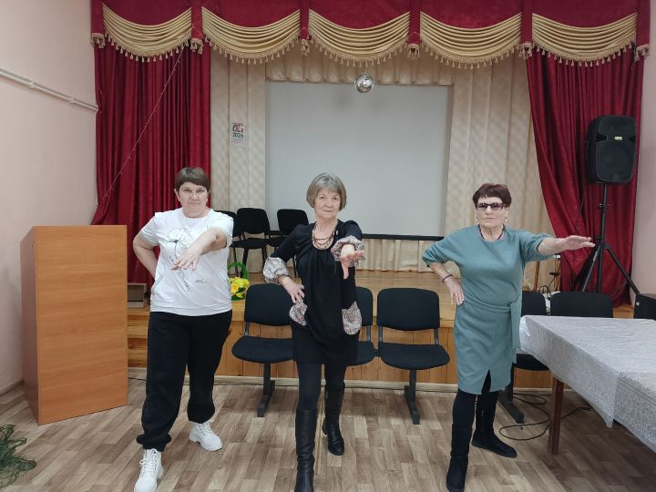 В Азеве для людей серебряного возраста организовали час танца «Ритм жизни»