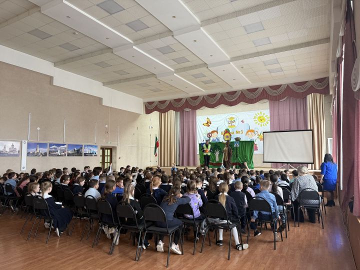 В школе №3 детям показали спектакль по ПДД и напомнили о безопасности на дорогах