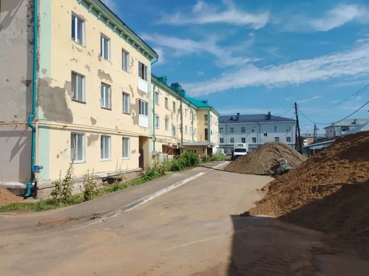 В Агрызе ремонтируют дом №5 по улице Пушкина