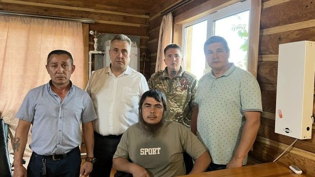 Представители фонда «Защитники Отечества» посетили ветерана СВО с адресной помощью