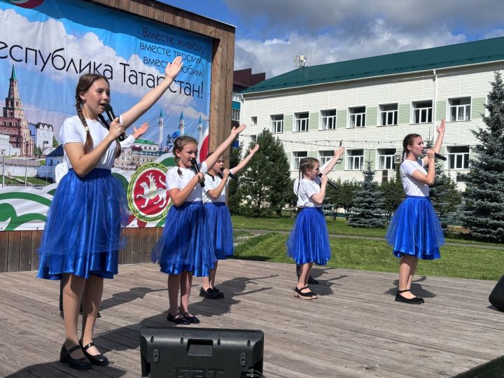 В Агрызе прошло торжественное мероприятие, посвященное Дню Государственного флага России