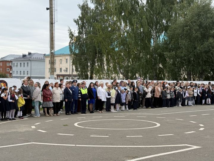 В школе № 4 во время торжественной линейки прошла акция «Внимание — дети!»